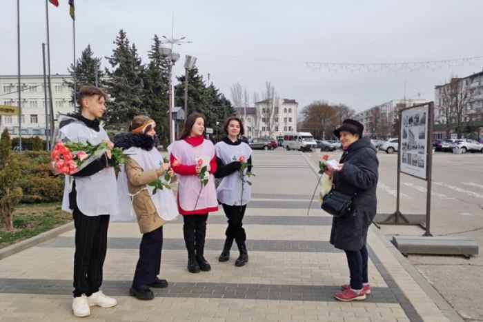 Активисты «Молодёжного Обновления» провели акцию «Дарите женщинам цветы»