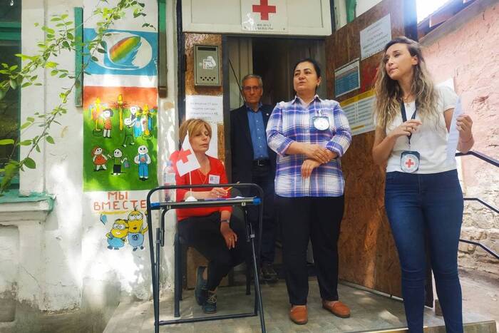 Красный Крест в Бендерах выдает помощь семьям, приютившим беженцев 