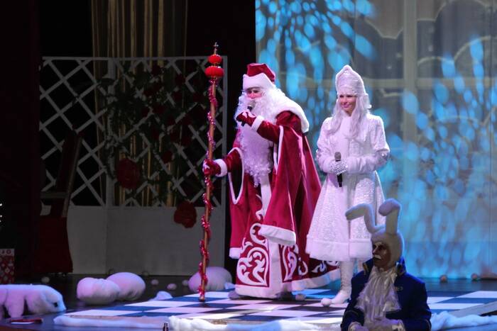 Более 100 детей-сирот из Бендер посмотрели представление «Новогодние приключения Алисы»
