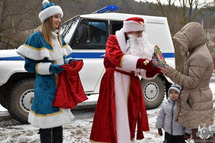 Дед Мороз – милиционер навещает детей из семей, стоящих на учёте в ИДН