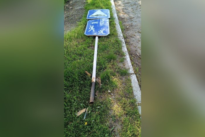 Двое жителей Слободзеи повредили дорожные знаки