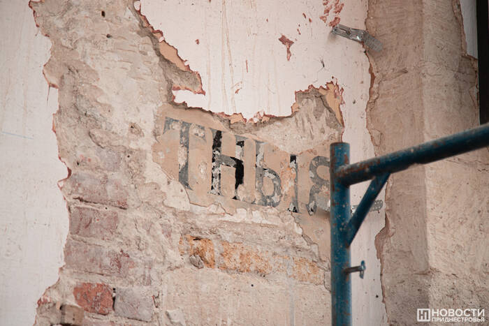 Надписи на старом здании в Тирасполе сделаны более 100 лет назад