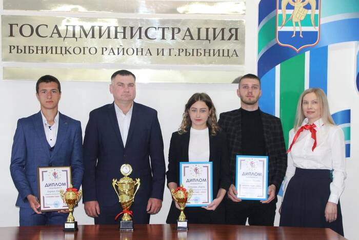 Глава Рыбницы вручил награды победителям конкурса «Ученик года – 2022»