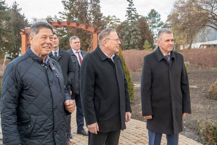 Главе государства рассказали о планах по развитию завода «Букет Молдавии»