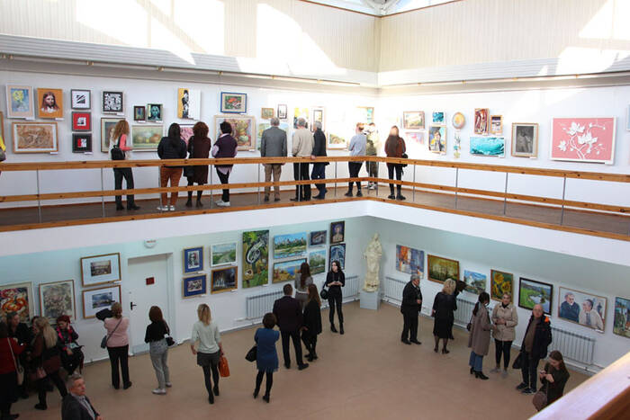 Художники-преподаватели представили свои работы на выставке в Тирасполе