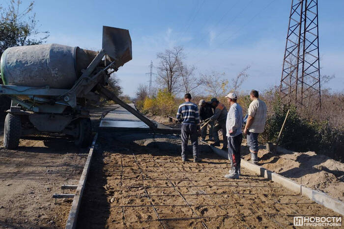 К дубоссарскому селу Роги строят новую бетонную дорогу