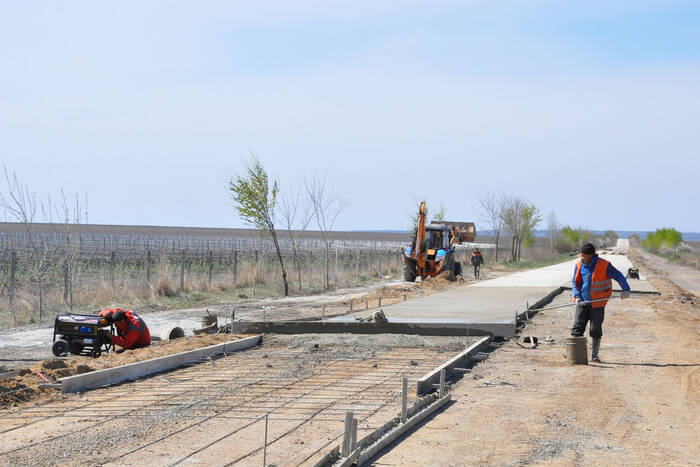 Дубоссарские дорожники завершают строительство бетонной дороги, ведущей к Цыбулевке