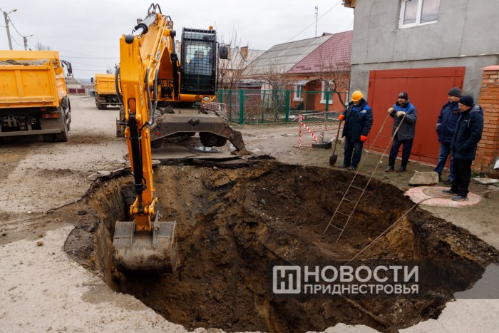 Коллектор на столичной улице Мечникова заменят в течение нескольких дней