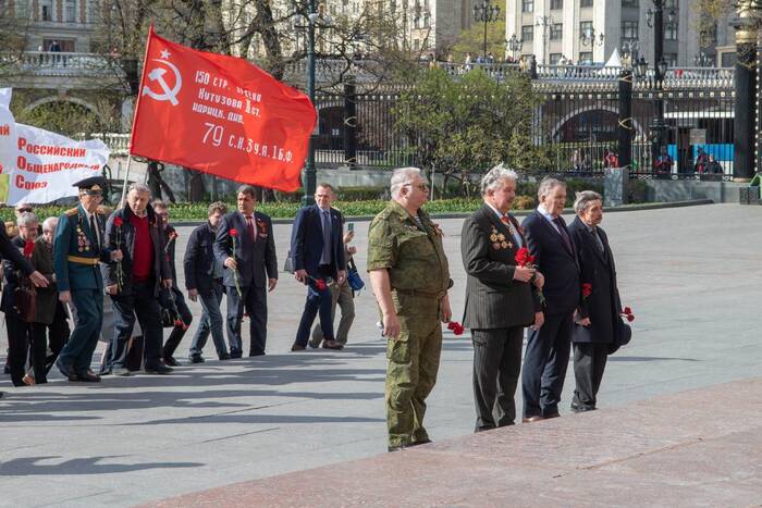 Леонид Манаков возложил цветы к Могиле Неизвестного Солдата в Москве