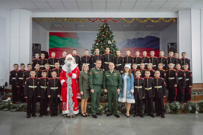 Министр обороны поздравил суворовцев с Новым годом