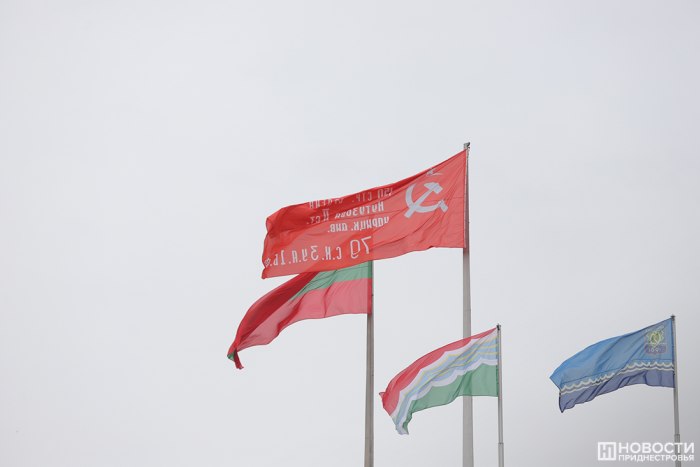 На площади им. А. В.  Суворова в Тирасполе под гимн Советского Союза подняли Знамя Победы