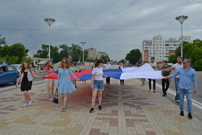 «Обновление» провело в столице акцию ко Дню России