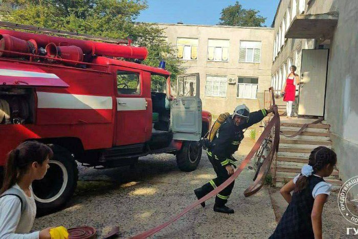 Пожарные потушили условное возгорание в Днестровской школе № 2