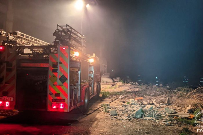 Пожарные потушили загоревшуюся стихийную свалку в Тирасполе