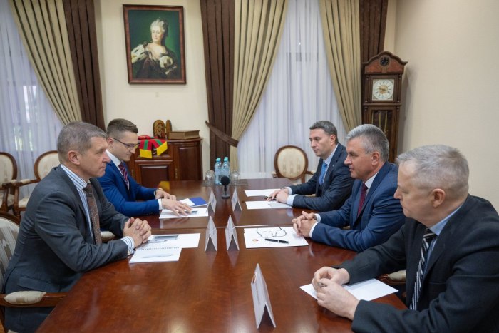 Президент ПМР Вадим Красносельский встретился с британским послом Стивеном Фишером