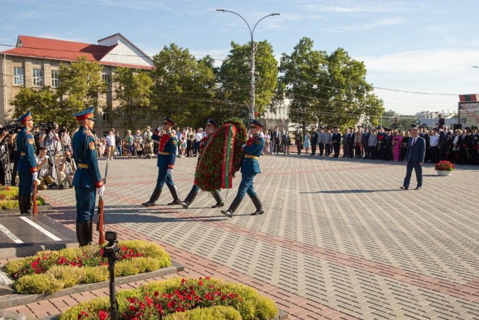 Президент ПМР возложил цветы на столичном Мемориале Славы в память о защитниках Родины