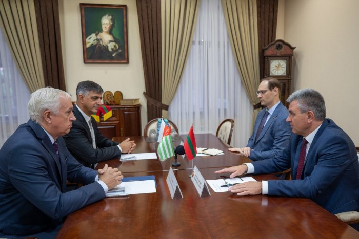 Президент ПМР встретился с главами официальных представительств Абхазии и Южной Осетии  