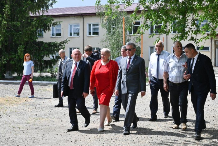 Президент посетил школы Каменского района, требующие ремонта
