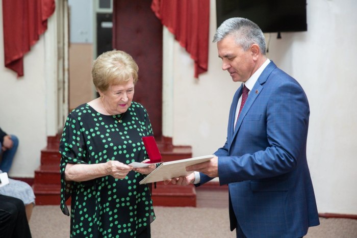 Президент поздравил с юбилеем преподавателя музыкально-теоретических дисциплин Ольгу Жуковскую