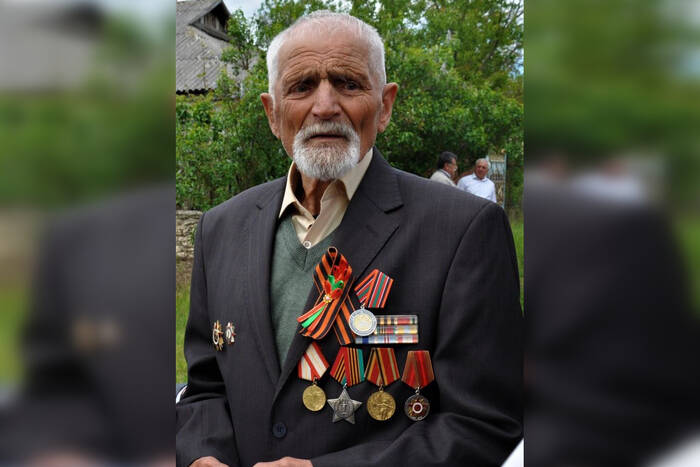 Президент поздравил ветерана Великой Отечественной войны Ивана Сичинского со 100-летием