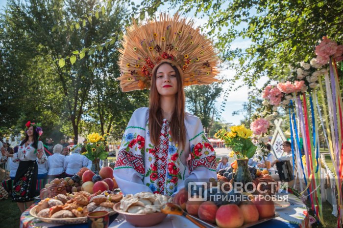 Приднестровцы поздравляют республику с Днём рождения 