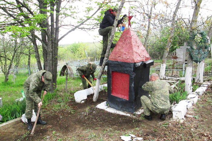 Приднестровские пограничники облагородили захоронения советских воинов