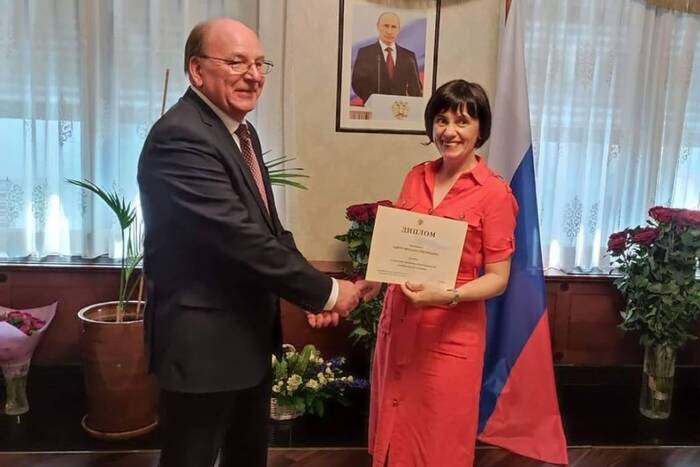 Российский посол вручил награду директору Дубоссарского реабилитационного детского центра