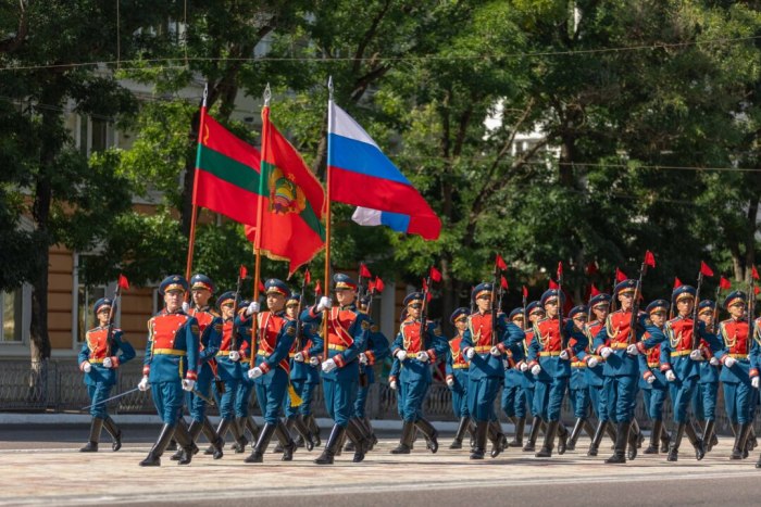 Рота Почётного караула и военный оркестр отрепетировали выступление ко Дню Республики 