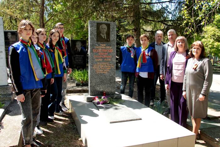 Рыбницкие «Волонтёры Победы» обновили памятник Герою Советского Союза Виктору Вахарловскому