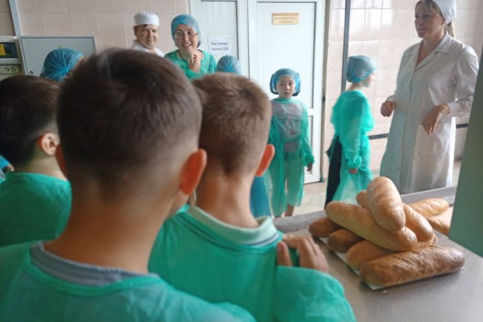 Школьники из Григориополя побывали на Тираспольском хлебокомбинате