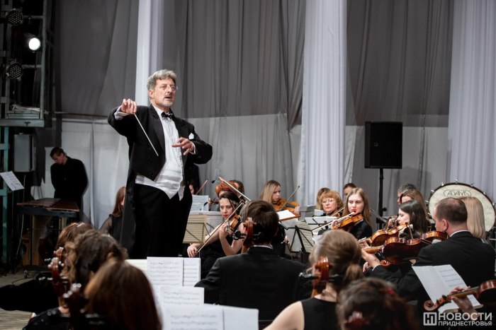 Симфонический оркестр готовит концерт, посвящённый Моцарту 