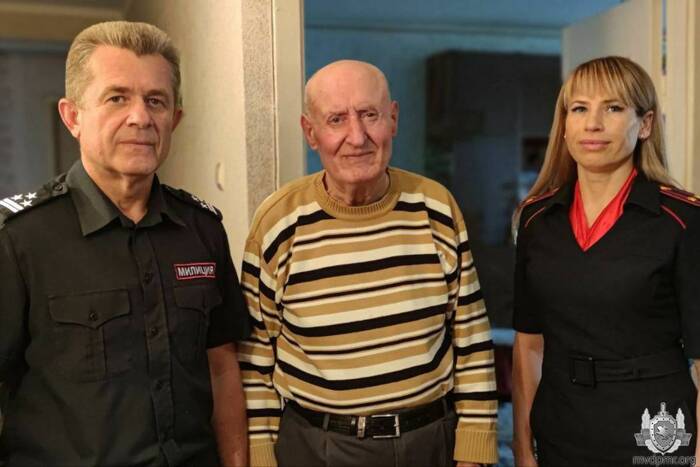 Столичные милиционеры поздравили с Днём Победы ветерана Ивана Короткова