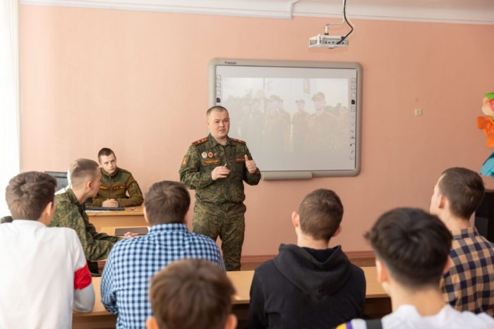 Столичным школьникам рассказали о преимуществах учебы в Военном институте Минобороны