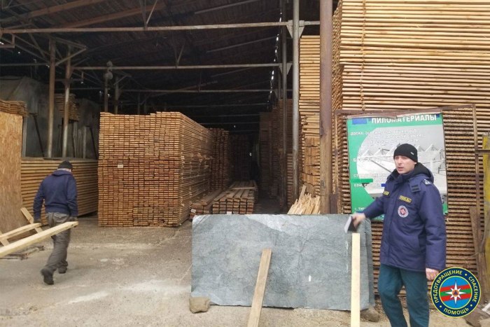 Тираспольские пожарные отработали тушение огня на складе лесоматериалов