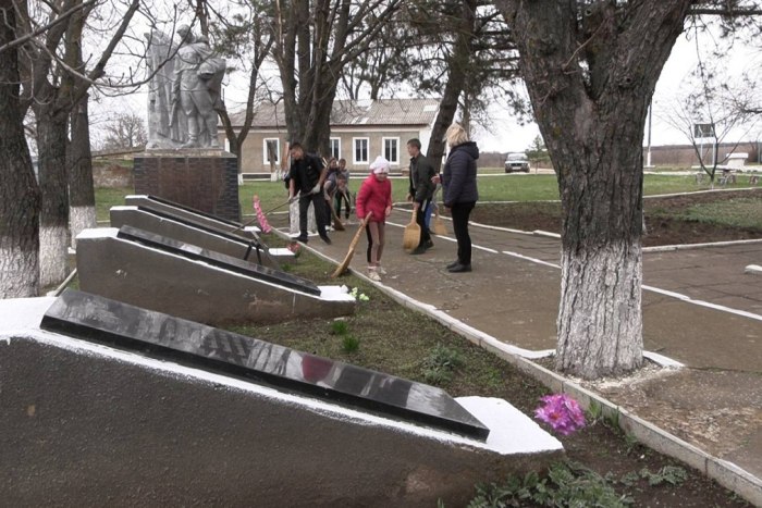 Учащиеся Дойбанской школы провели субботник у братской могилы советских воинов-освободителей