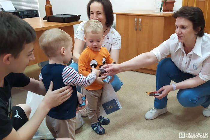 В Дубоссарах 50 семей беженцев из Украины получили подарки ко Дню защиты детей