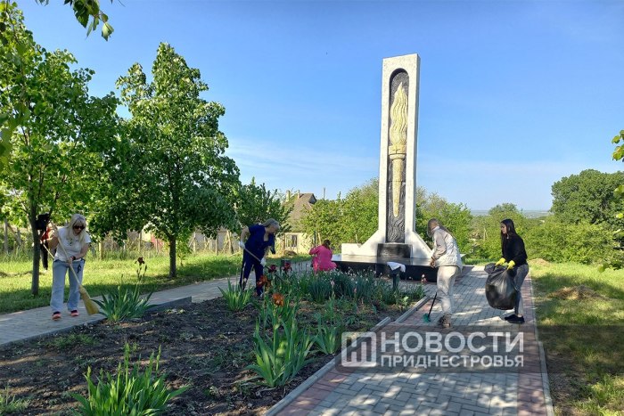 В Дубоссарах провели субботник у Стелы защитникам Приднестровья