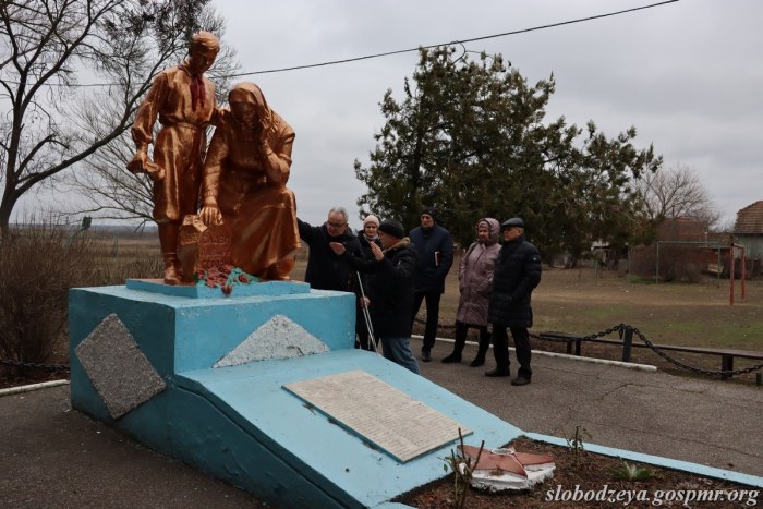 В Новой Андрияшевке отреставрируют памятник на братской могиле советских воинов
