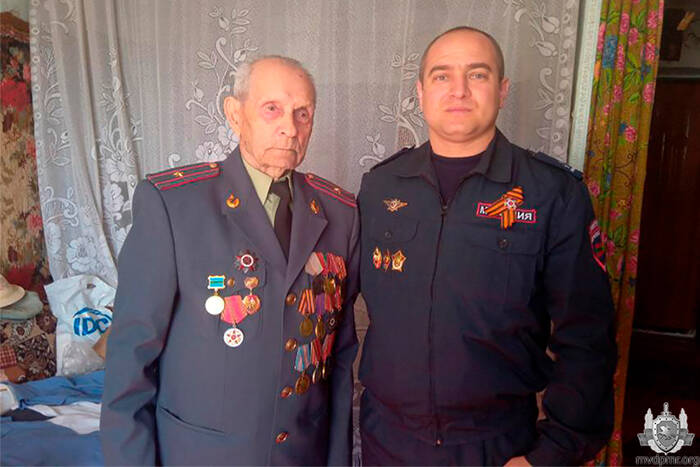 В Рыбнице сотрудники милиции поздравили ветерана с наступающим Днем Победы