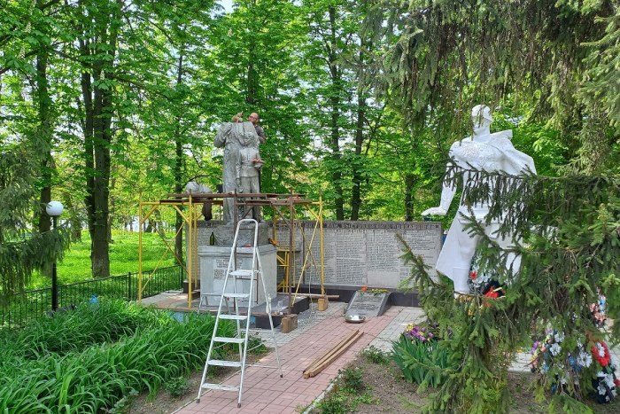 В селе Цыбулевка на мемориальном комплексе реставрируют скульптуру женщины с ребенком