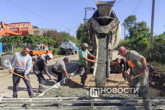 В селе Ново-Комиссаровка строят новую бетонную дорогу