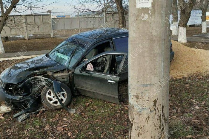 В селе Терновка автомобиль врезался в опору ЛЭП