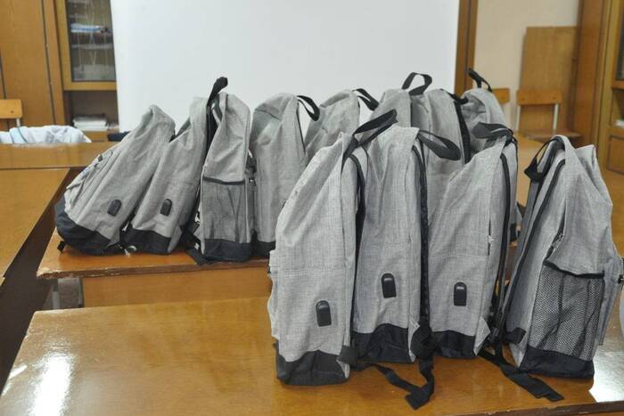 В столице дети из 18 малоимущих семей получили рюкзаки с канцтоварами
