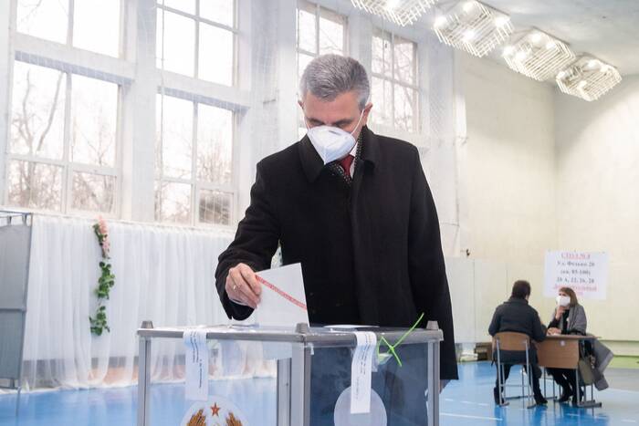 Вадим Красносельский с супругой и старшей дочерью принял участие в голосовании