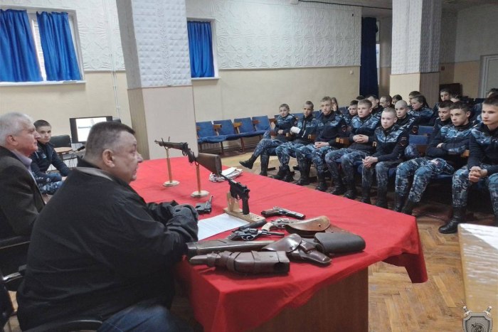 Выставку раритетного оружия организовали для кадет МВД ПМР