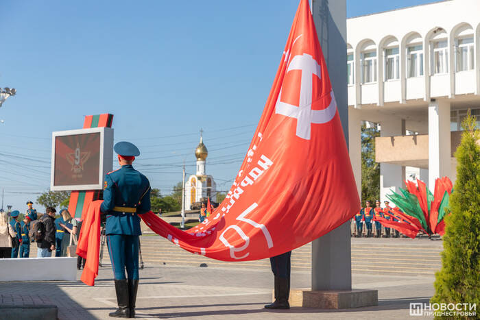 Знамя Победы подняли на площади Суворова в столице